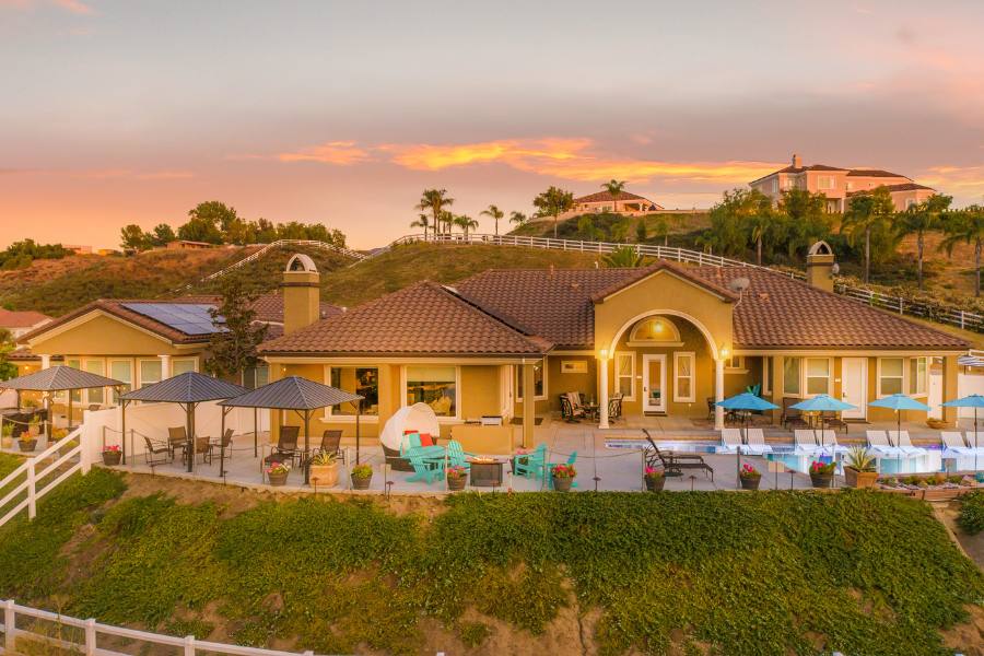 Exterior of Temecula Inns